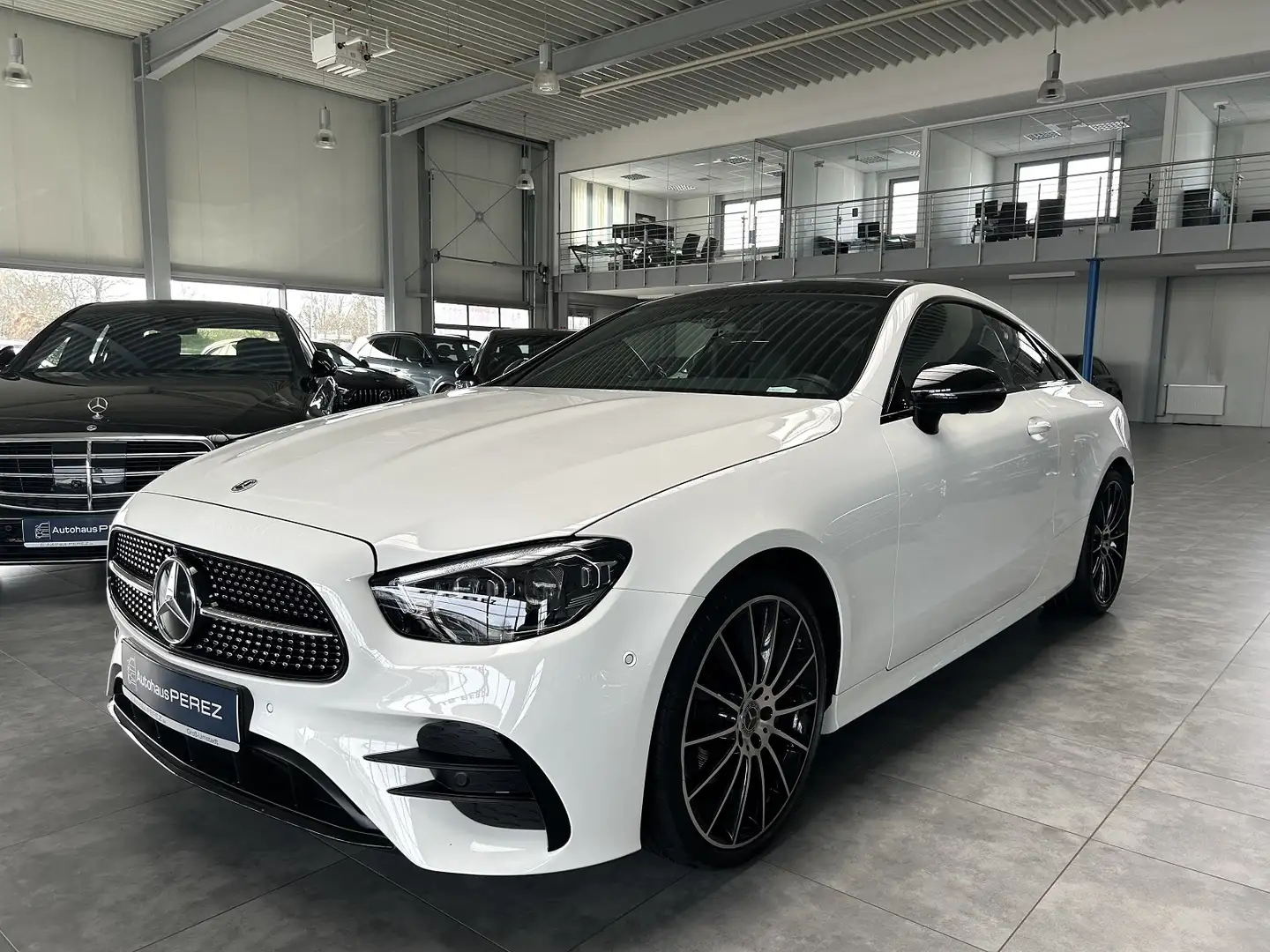 Mercedes-Benz E 200 Coupé AMG PANORAMA-MULTIBEAM-360°-AMBIENTE Biały - 2
