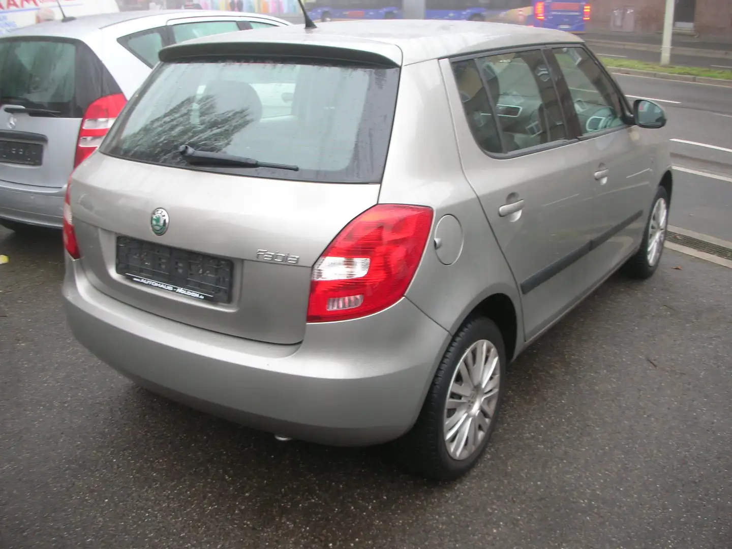 Skoda Fabia *1.4l-63kW *Klima+Sitzheizung *5-Türen Plateado - 2