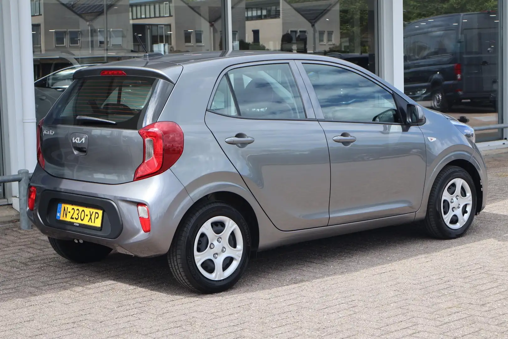 Kia Picanto 1.0 DPi 66pk ComfortLine | Airco | Cruise Control Grijs - 2