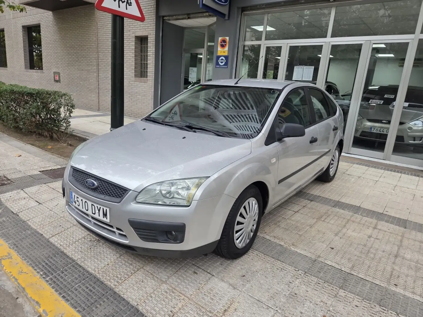 Ford Focus 1.6 Trend Aut. Plateado - 1