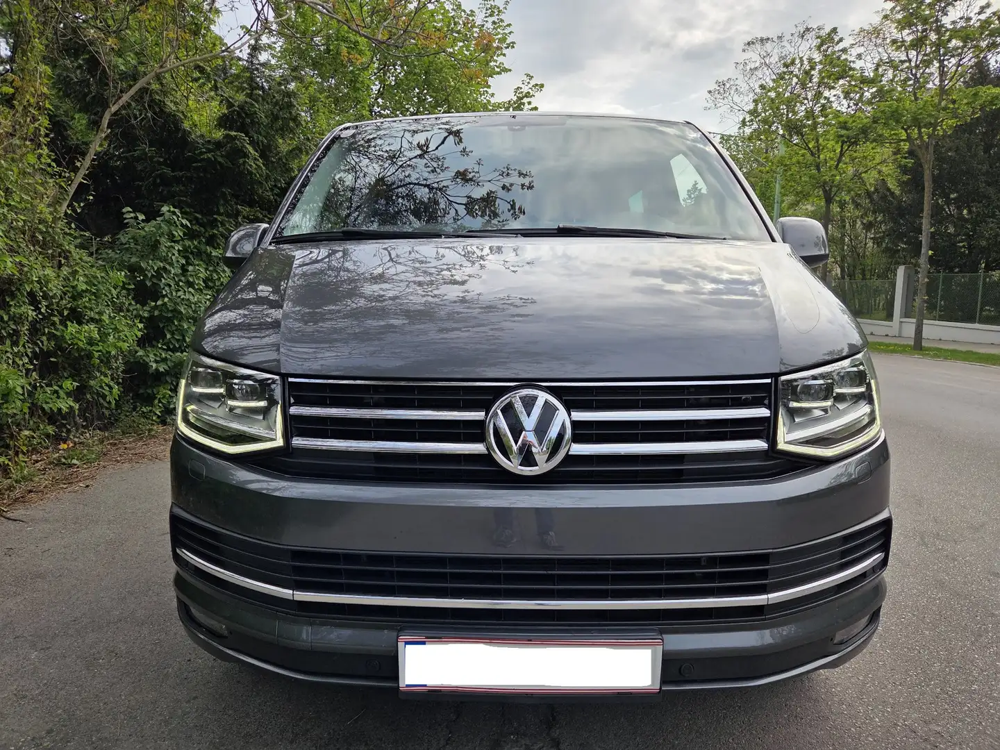 Volkswagen T6 Caravelle Highline 2,0 BMT TDI DSG Silber - 2