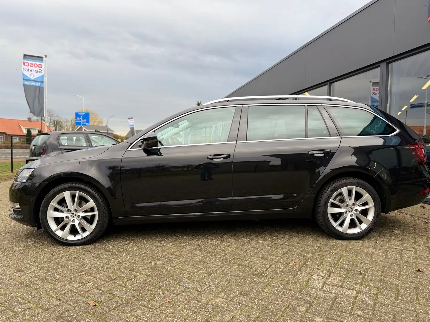 Skoda Octavia Combi 1.0 TSI Greentech 115pk DSG-7 Style Business Zwart - 2