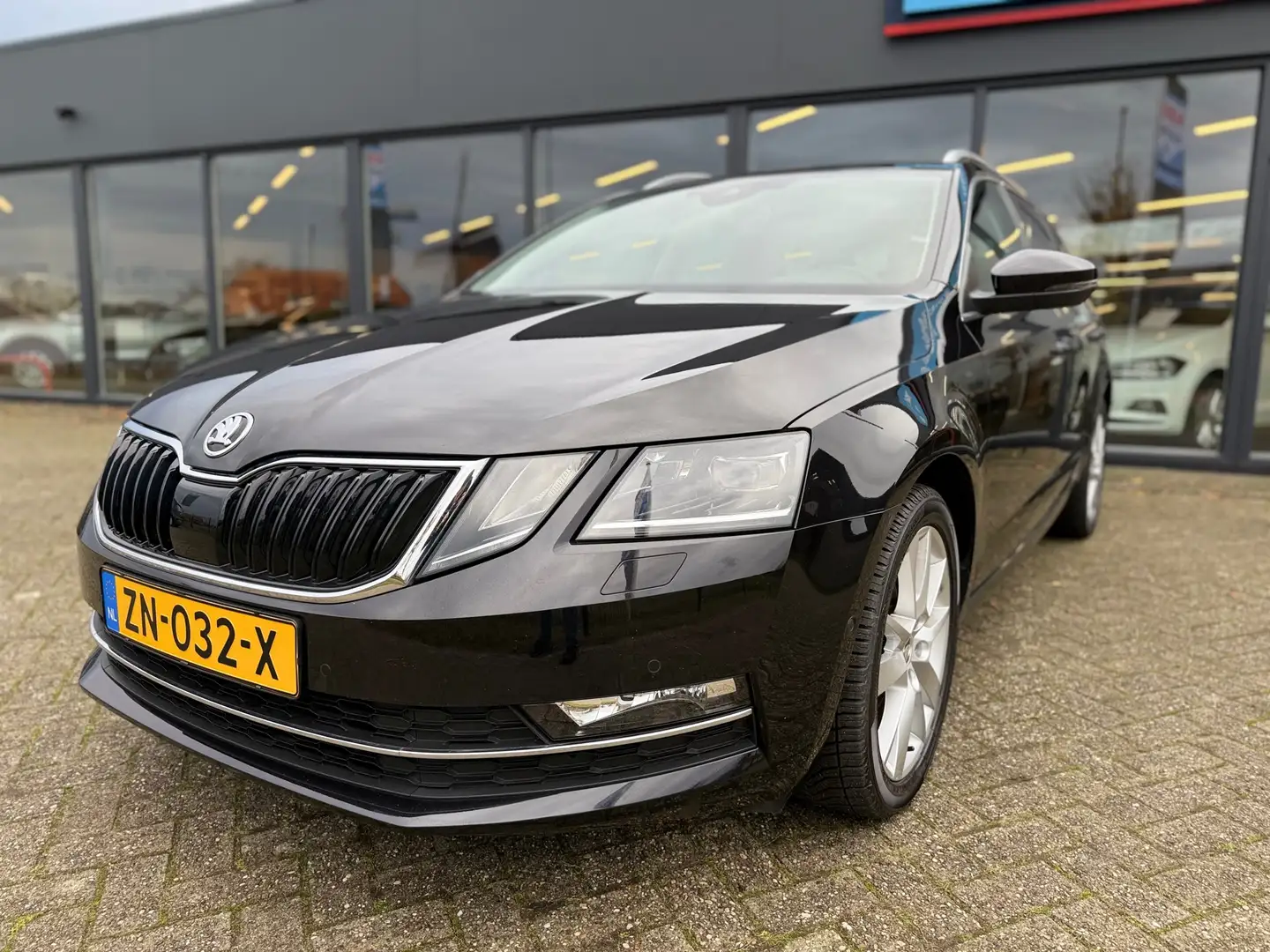 Skoda Octavia Combi 1.0 TSI Greentech 115pk DSG-7 Style Business Zwart - 1