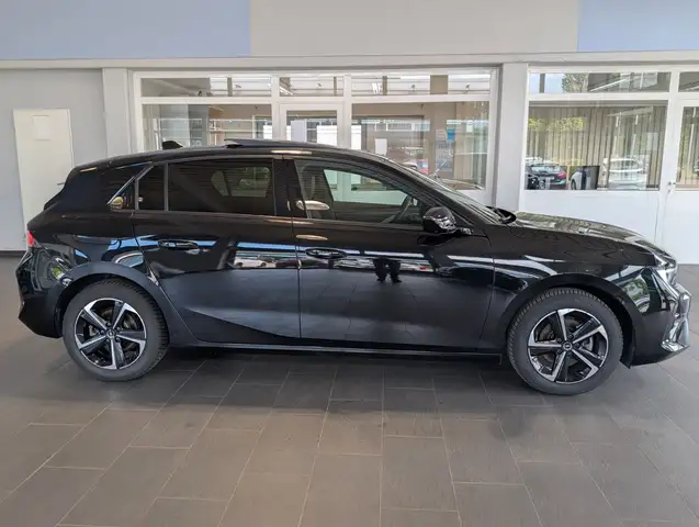 Opel Astra view 2