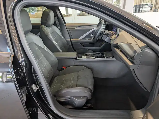 Opel Astra view 3