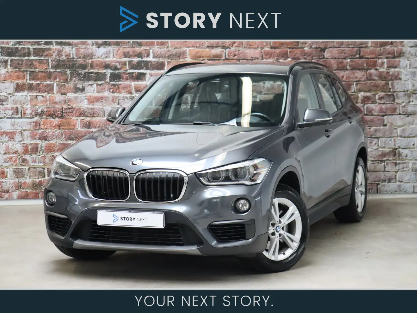 BMW X1 sDrive20i Executive Automaat / Navigatie / Leder / Gris - 1