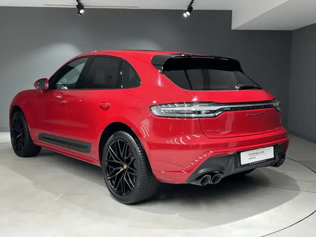 Porsche Macan view 3