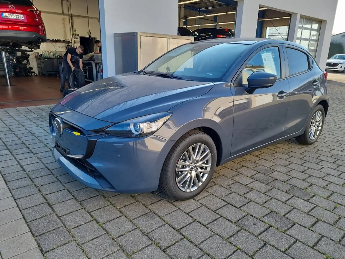 Mazda 2 1.5 SKYACTIV-G 90 6AT FWD EXCLUSIVE-LINE DRAS NAV Gris - 2