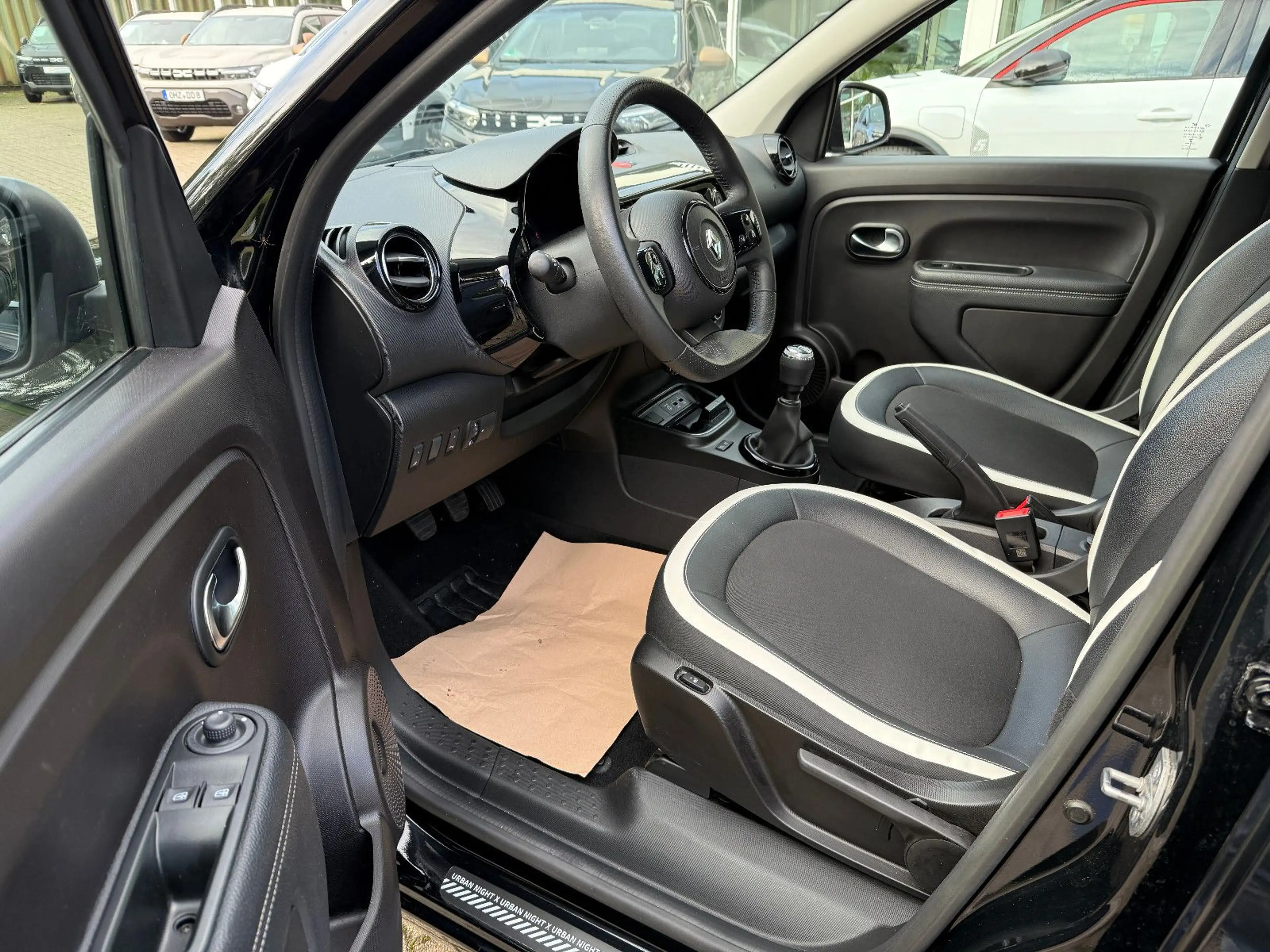 Renault Twingo UrbanNight Faltdach/Navi/Klima/PDC/Kamera — photo 11