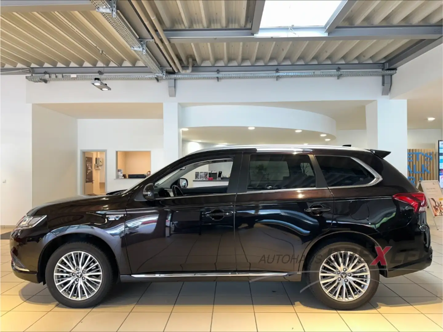 Mitsubishi Outlander PHEV Basis 4WD Schwarz - 2