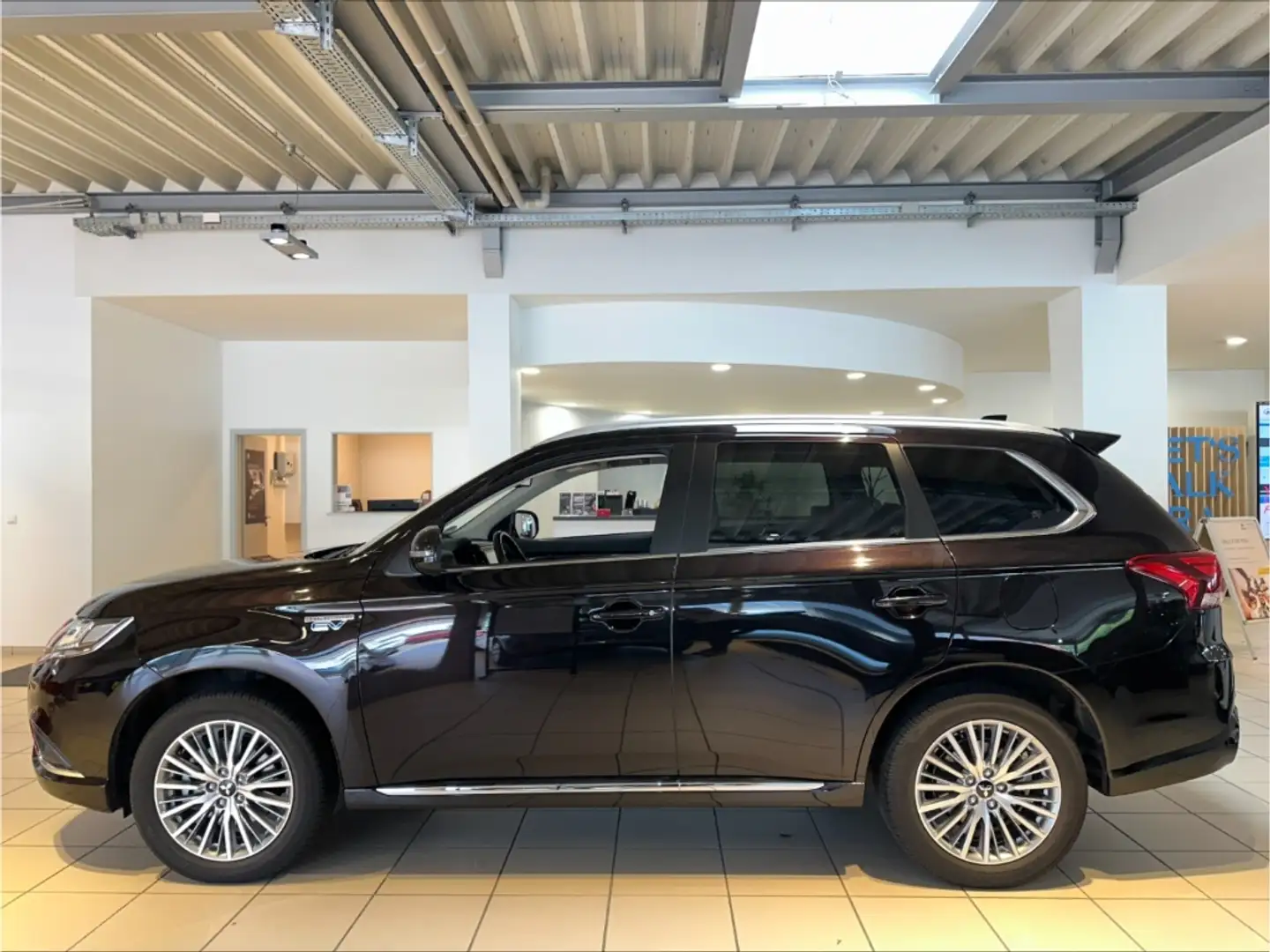 Mitsubishi Outlander PHEV Basis 4WD Noir - 2
