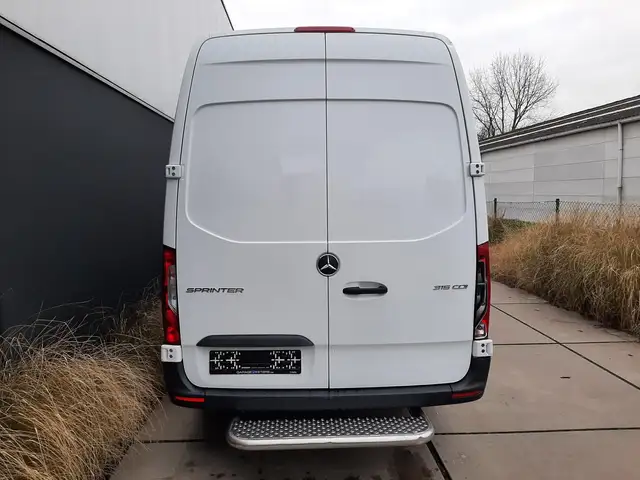 Mercedes-Benz Sprinter view 5