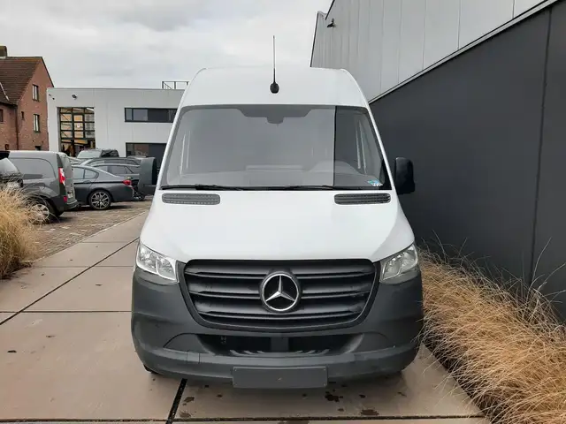 Mercedes-Benz Sprinter view 2