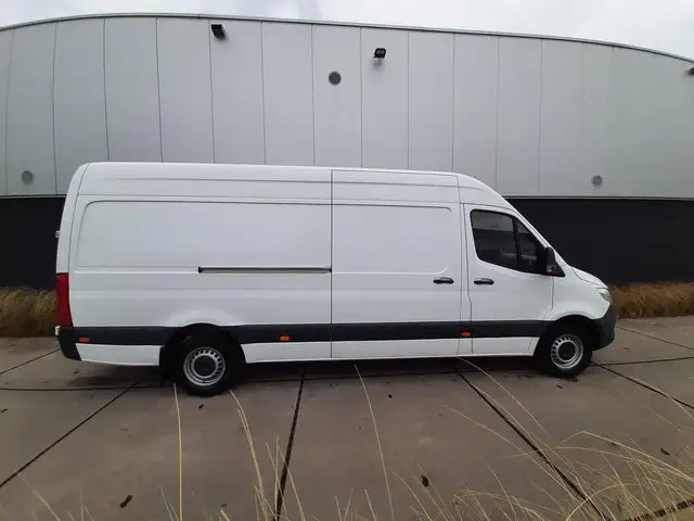 Mercedes-Benz Sprinter view 3