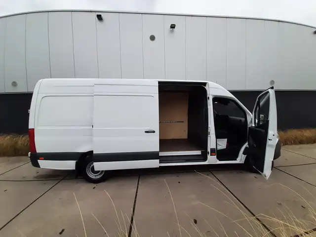 Mercedes-Benz Sprinter view 4