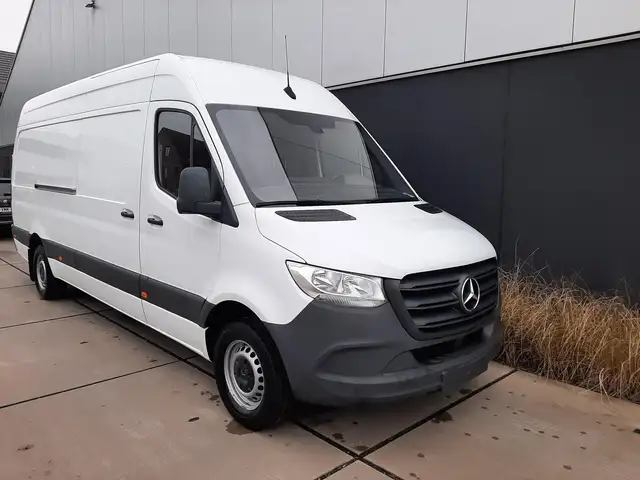 Mercedes-Benz Sprinter main image