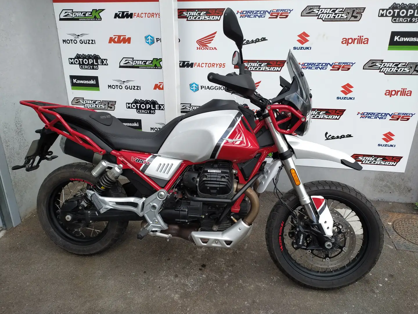 Moto Guzzi V 85 TT Rouge - 1