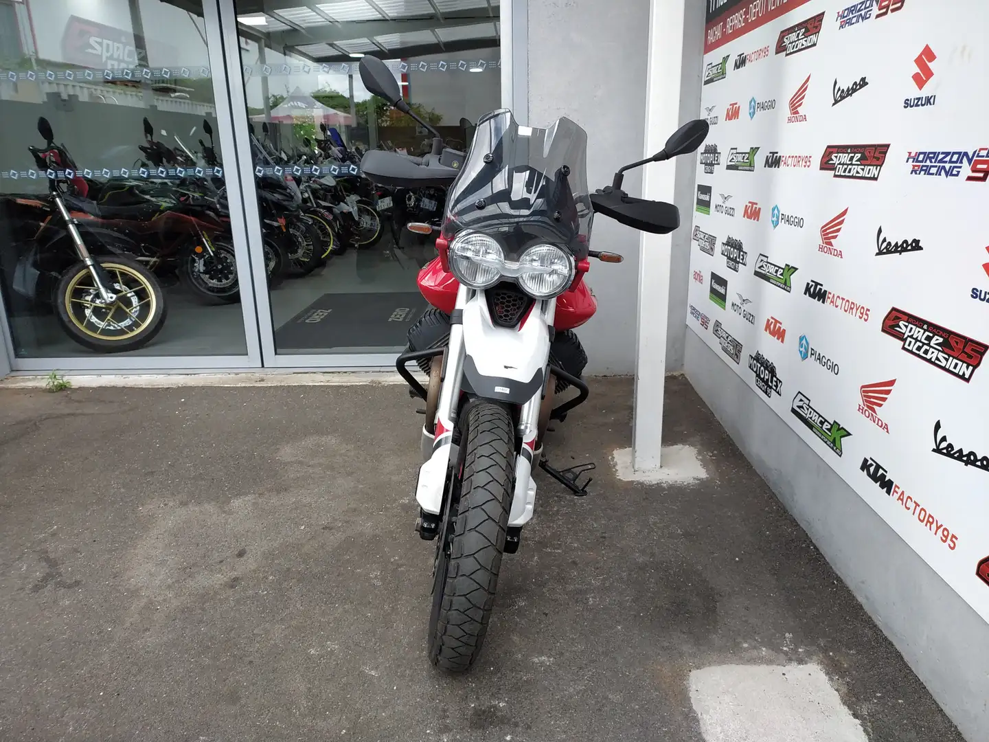 Moto Guzzi V 85 TT Rouge - 2