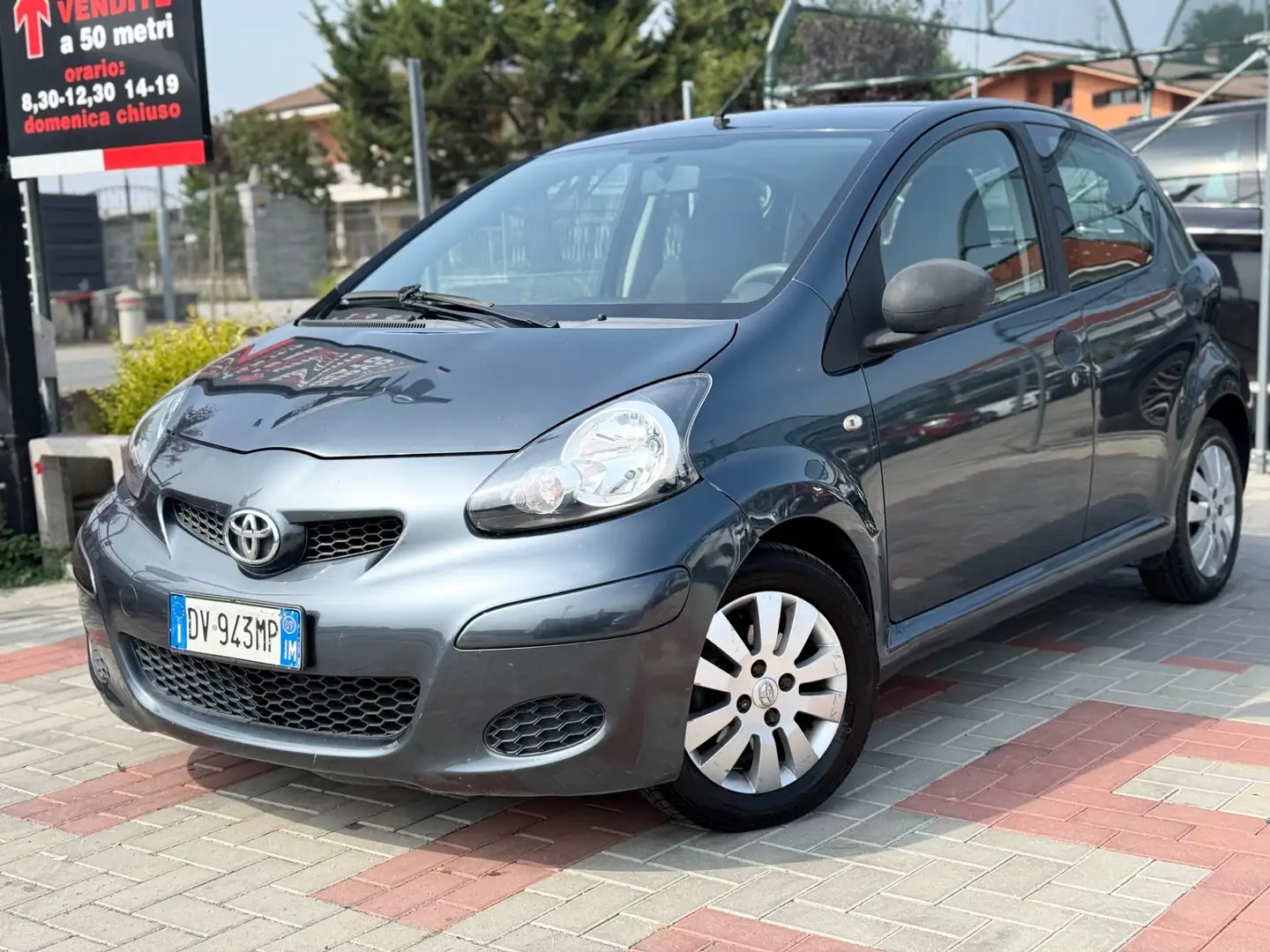 Toyota Aygo 1.0 12V VVT-i 5 porte Sol Grigio - 2