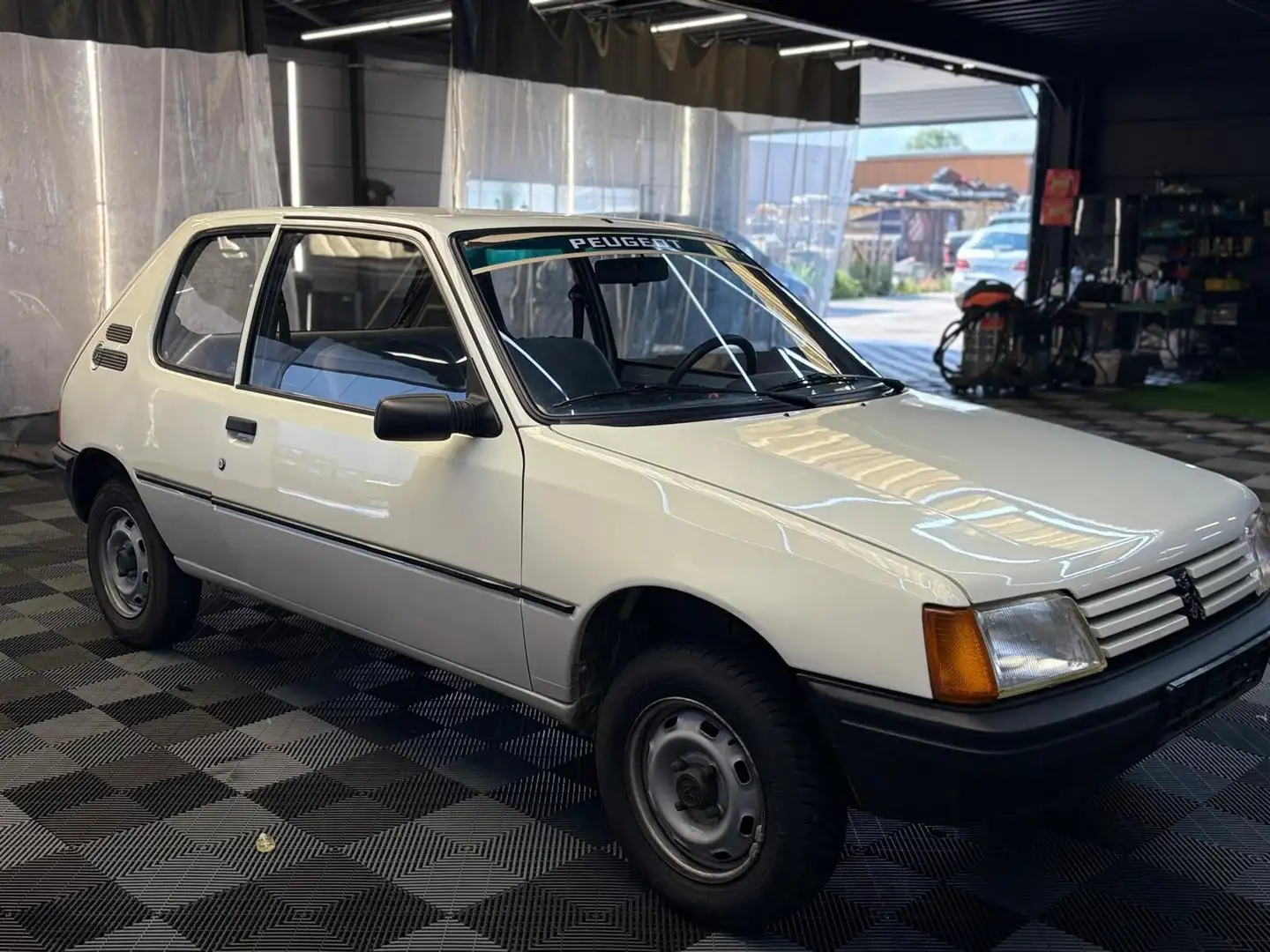Peugeot 205 1.0 benzine bj. 1990 76000km Blanc - 1