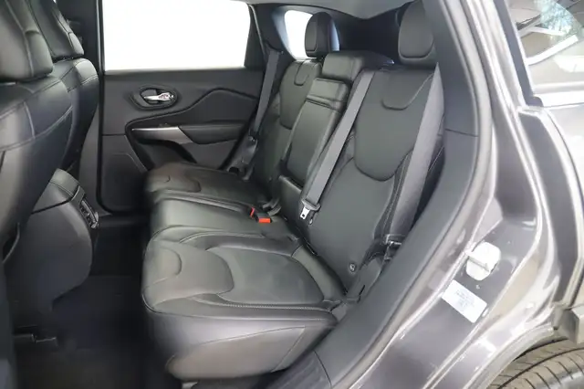 Jeep Cherokee view 11