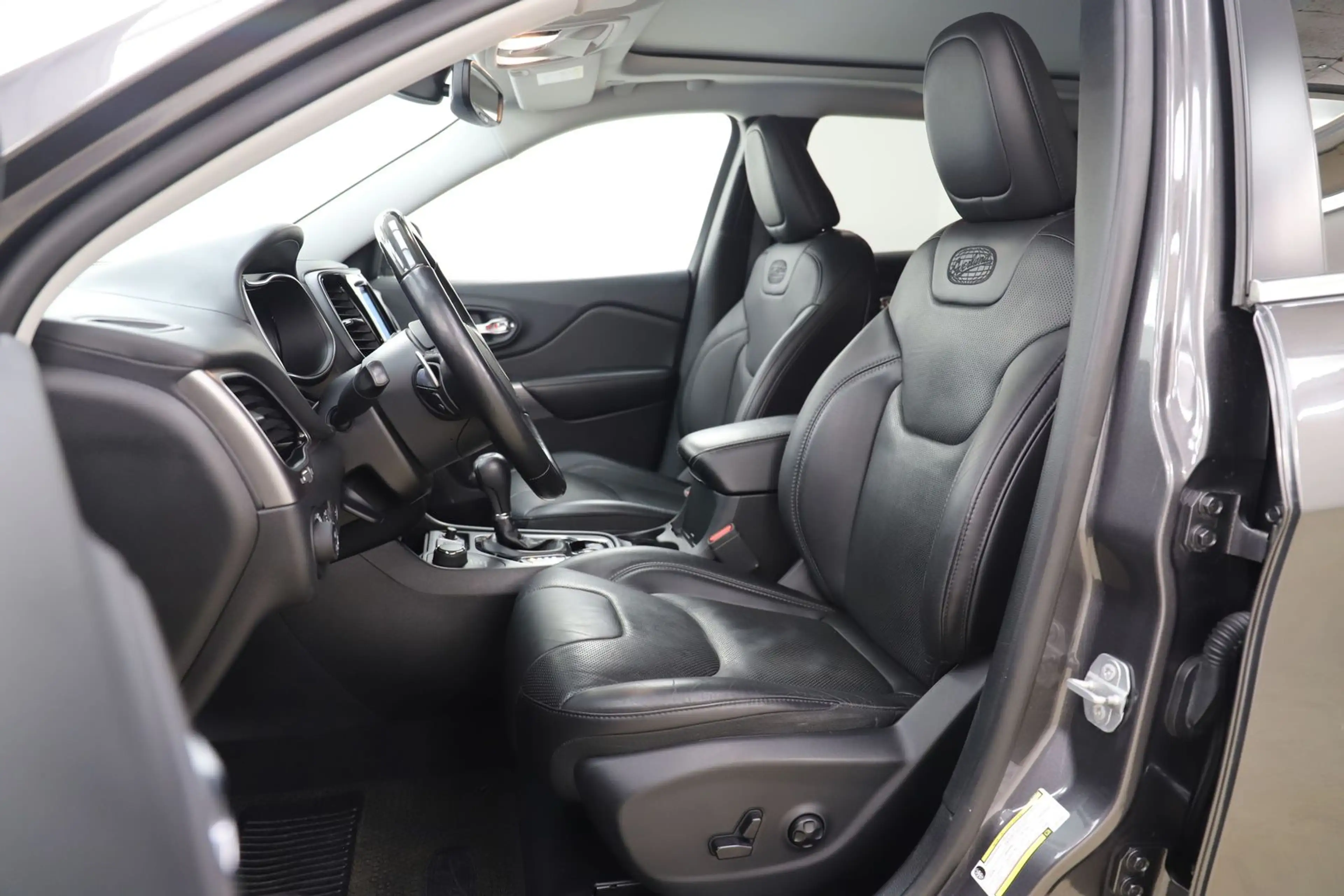 Jeep Cherokee 2.2CRD 195PS Overland 4WD Pano ACC 1Han — photo 9