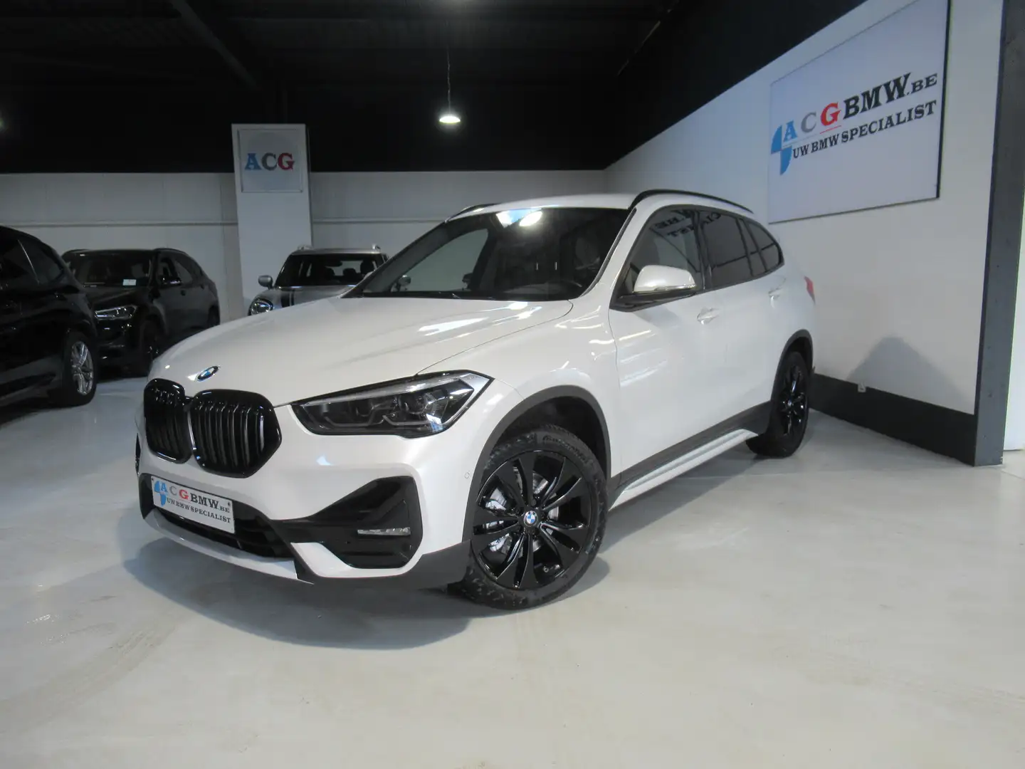 BMW X1 SportLine Aut 18i LED Leder Navi Full ShadowLine! Weiß - 2