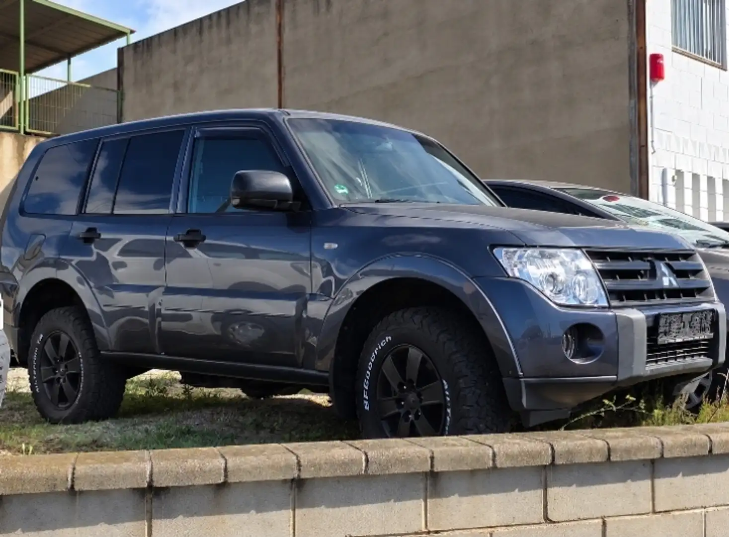 Mitsubishi Montero Todoterreno Automático de 5 Puertas Gris - 2