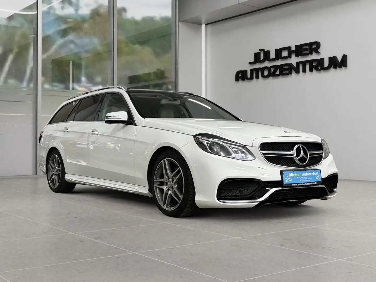Mercedes-Benz E 350 CGI-Modell BlueEfficiency 4Matic AMG Blanc - 1