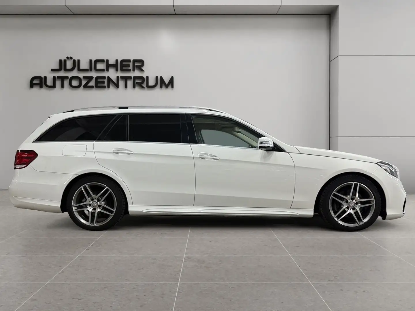 Mercedes-Benz E 350 CGI-Modell BlueEfficiency 4Matic AMG Blanc - 2