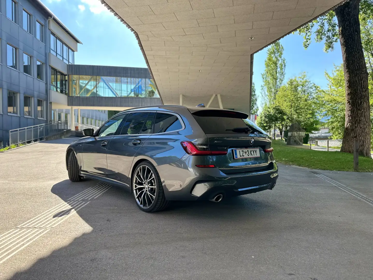 BMW 330 330i xDrive Touring Aut. Grau - 2