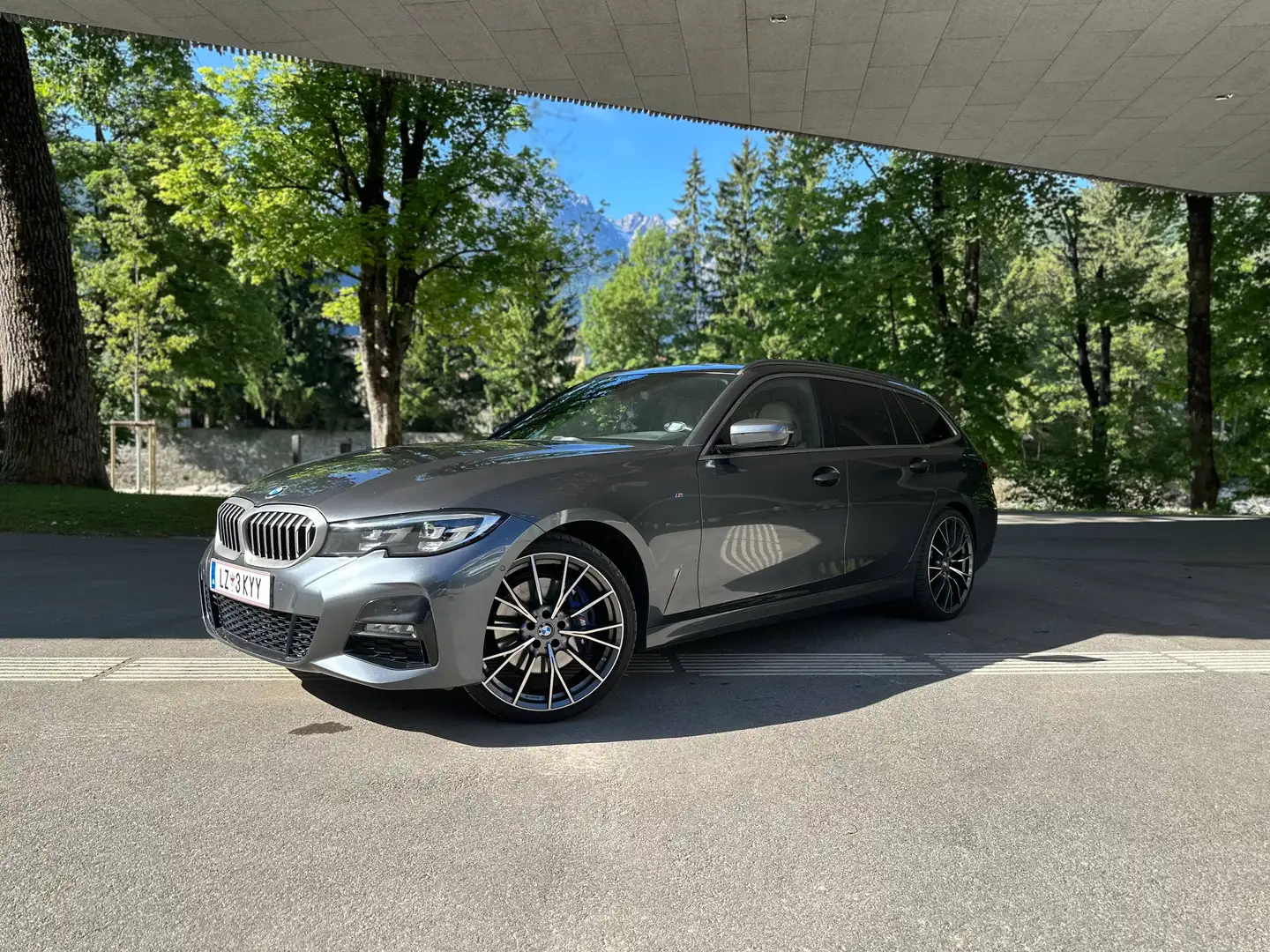 BMW 330 330i xDrive Touring Aut. Grau - 1