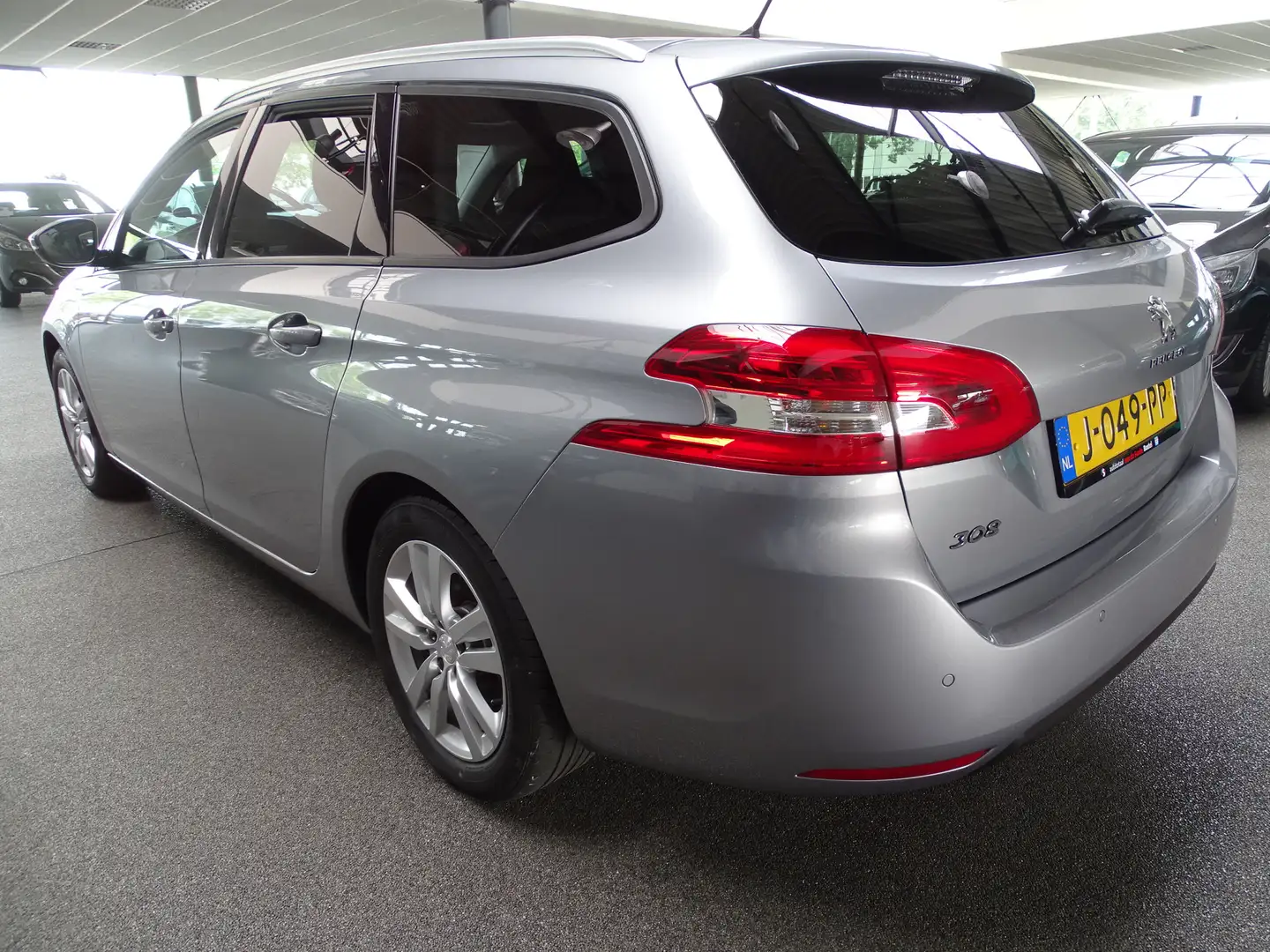 Peugeot 308 SW 1.2 PureTech Executive, Pano, Cruise, Navi, PDC Gris - 2
