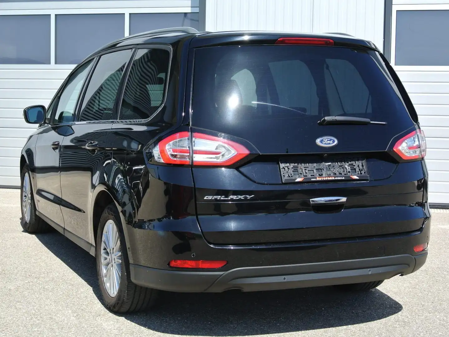 Ford Galaxy 2.0 EcoBlue Titanium AWD Aut. *7-SITZE*AHK*KAMERA Schwarz - 2