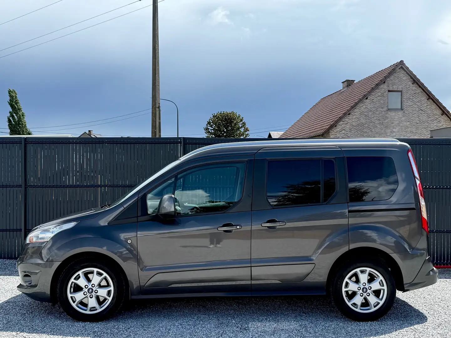 Ford Tourneo Connect 1.6 TDCi / Edition Titanium / Toit Panoramique !! Gris - 2