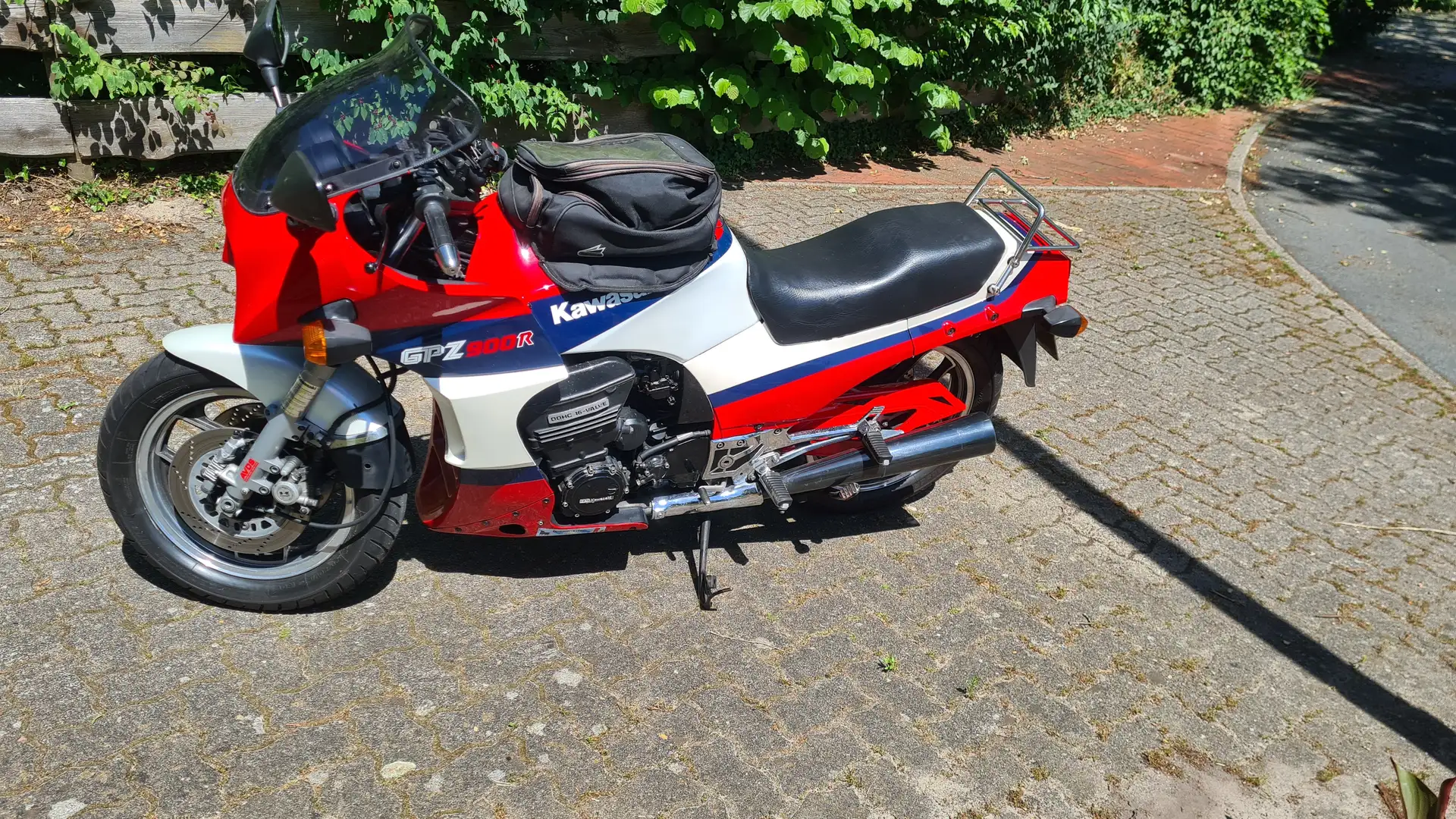 Kawasaki GPZ 900 R - 1