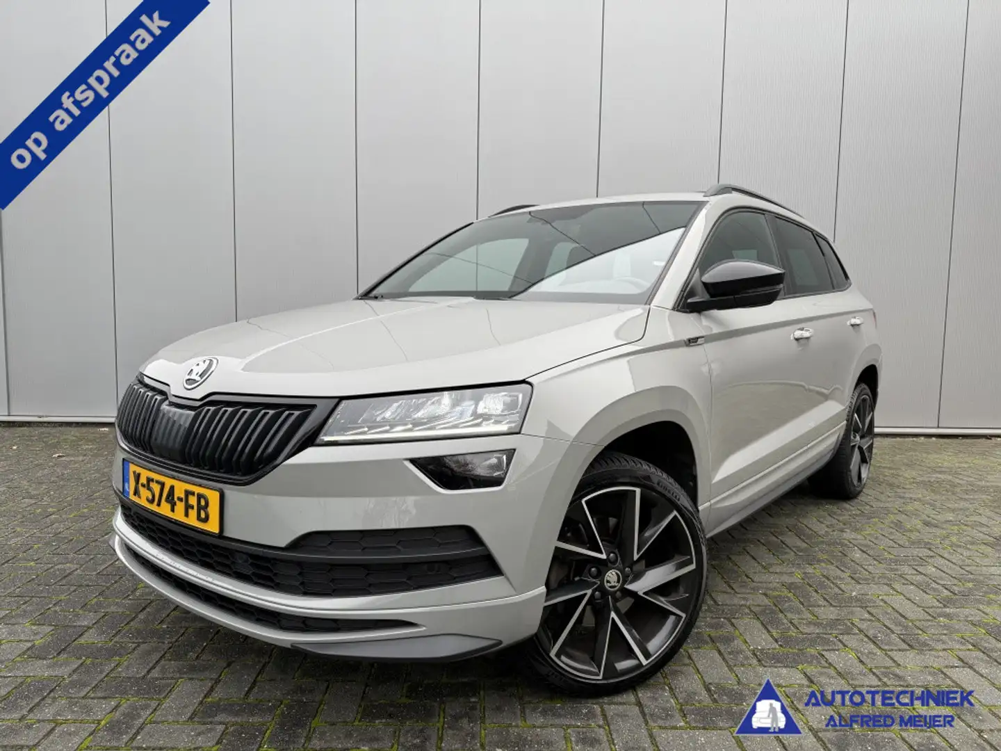 Skoda Karoq 1.5 TSI Sportline EINDEJAARSAANBIEDING carplay cam Grijs - 1
