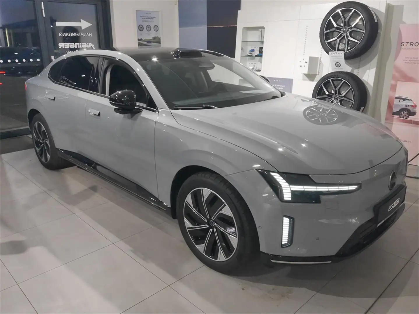 Volvo ES90 Single Extended Range Plus Grau - 2