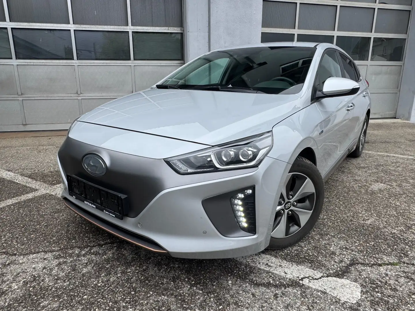 Hyundai IONIQ Aut. Elektro Navi/CarPlay/Kamera Silber - 1