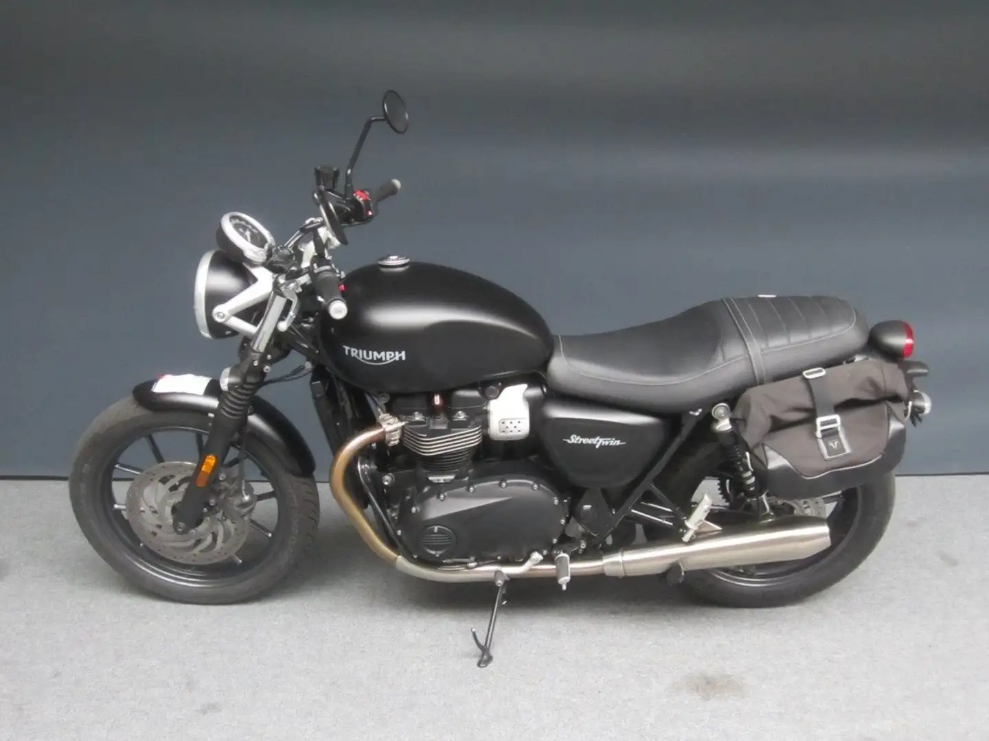 Triumph Street Twin ///- 1. HAND, TOP! Noir - 2