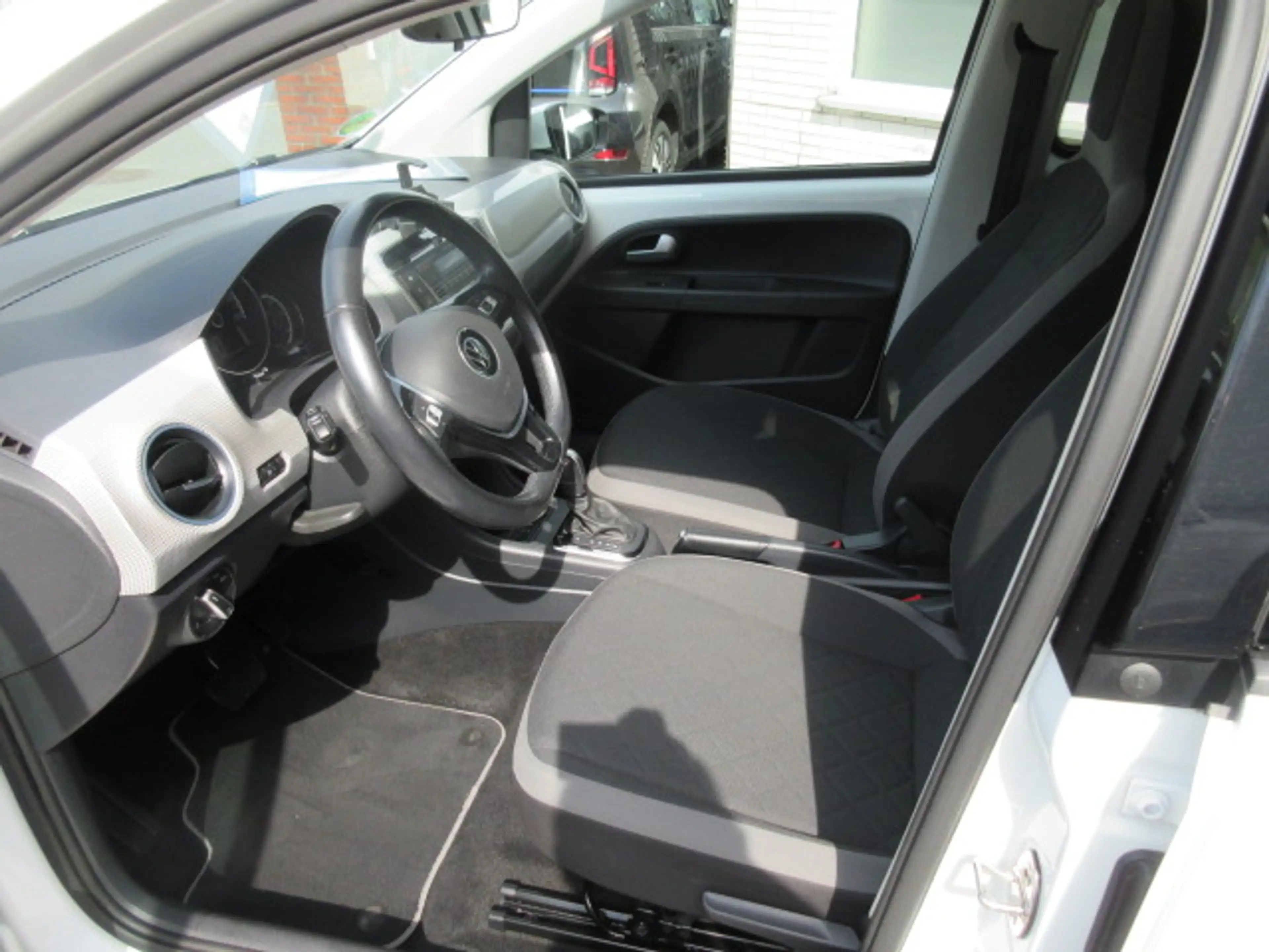 Volkswagen e-up! Style "Plus" Automatik NAVIV. KAMERA GRA ALU APS SITZHEIZUNG CLIMATRONIC — photo 4