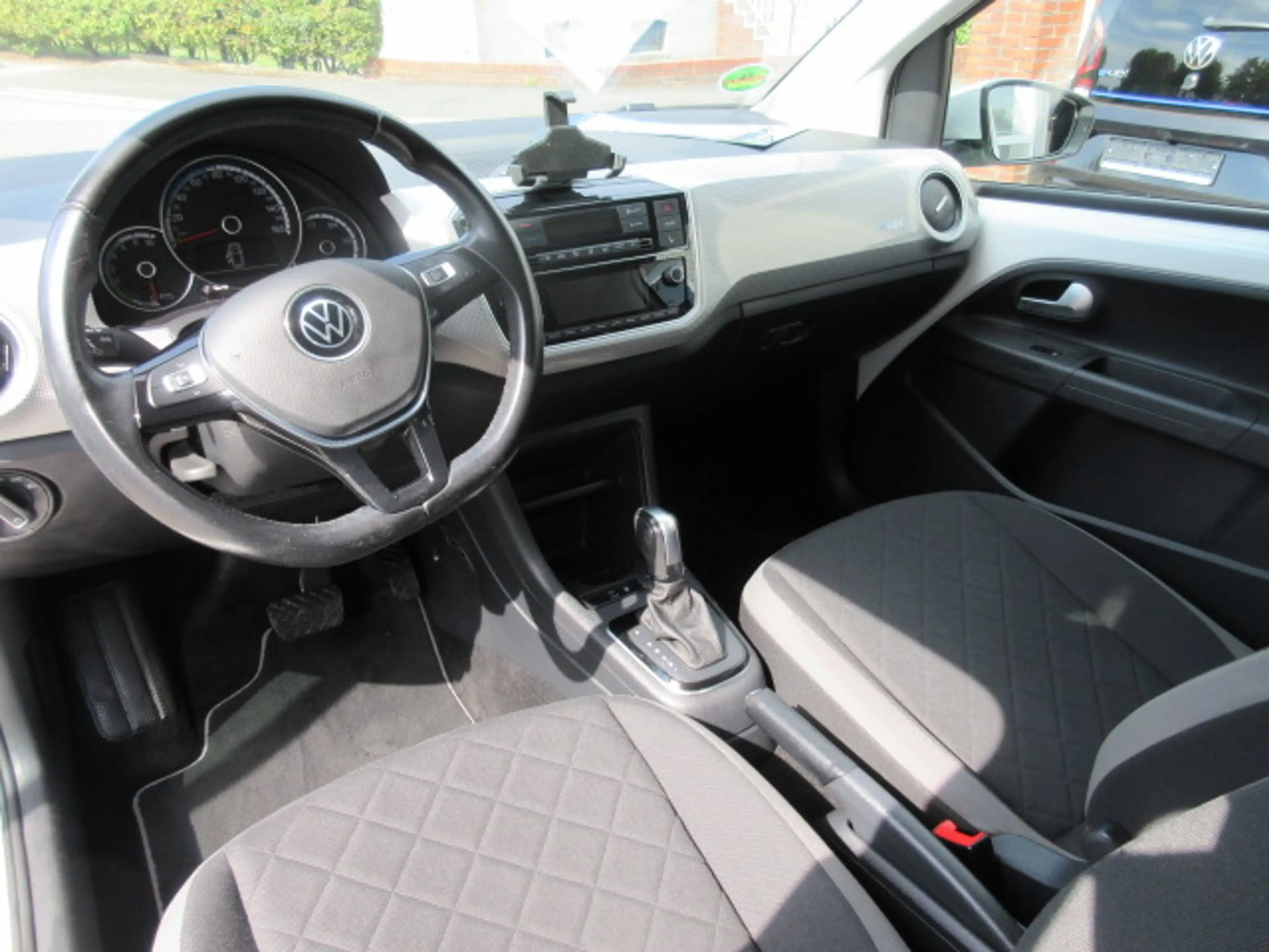 Volkswagen e-up! Style "Plus" Automatik NAVIV. KAMERA GRA ALU APS SITZHEIZUNG CLIMATRONIC — photo 6