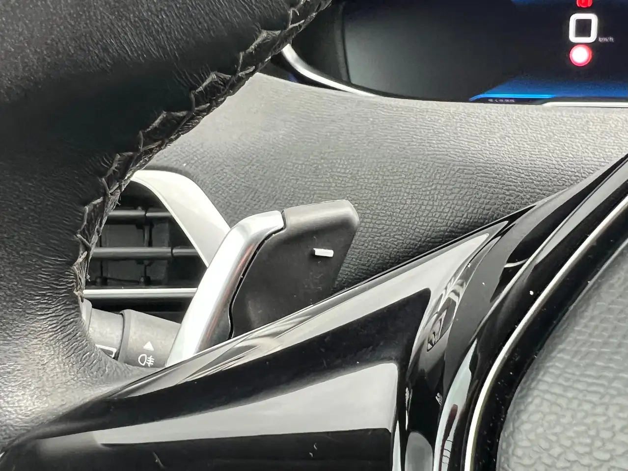Peugeot 3008 1.5 HDI 130CV ALLURE / BOITE AUTO / GRAND GPS / CARPLAY / CAMERA, миниатюра 22