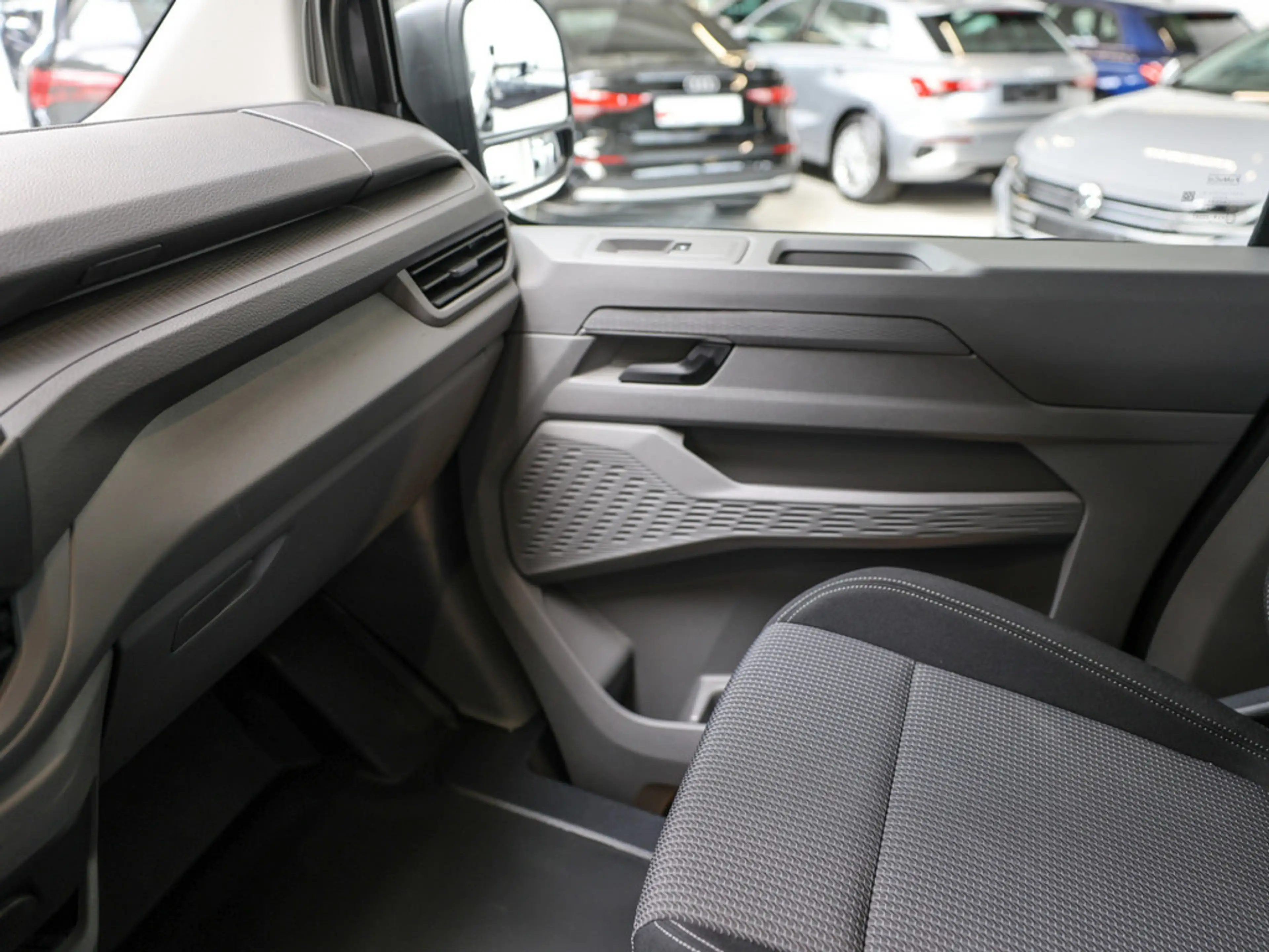 Volkswagen T7 Caravelle 2.0 TDI LR 8 Sitze Autom. ACC BT — photo 18