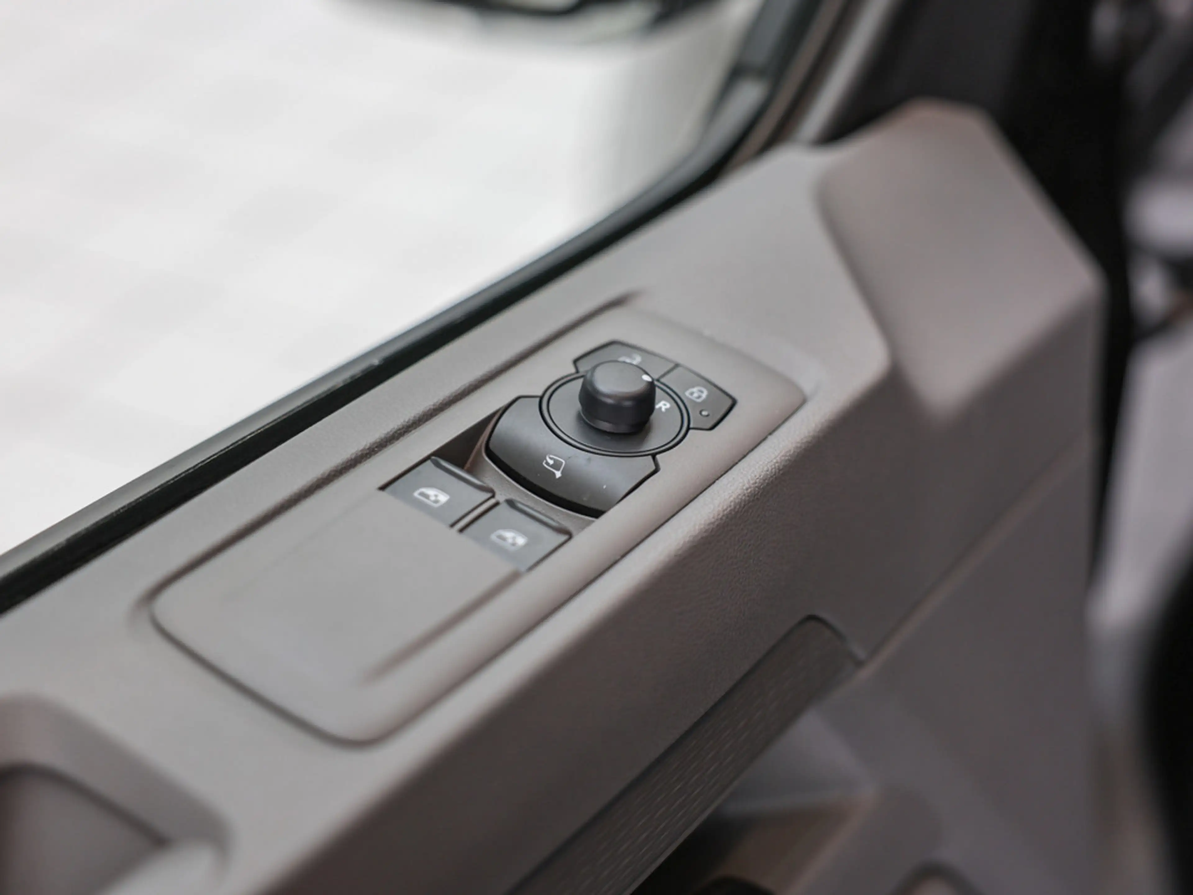 Volkswagen T7 Caravelle 2.0 TDI LR 8 Sitze Autom. ACC BT — photo 30