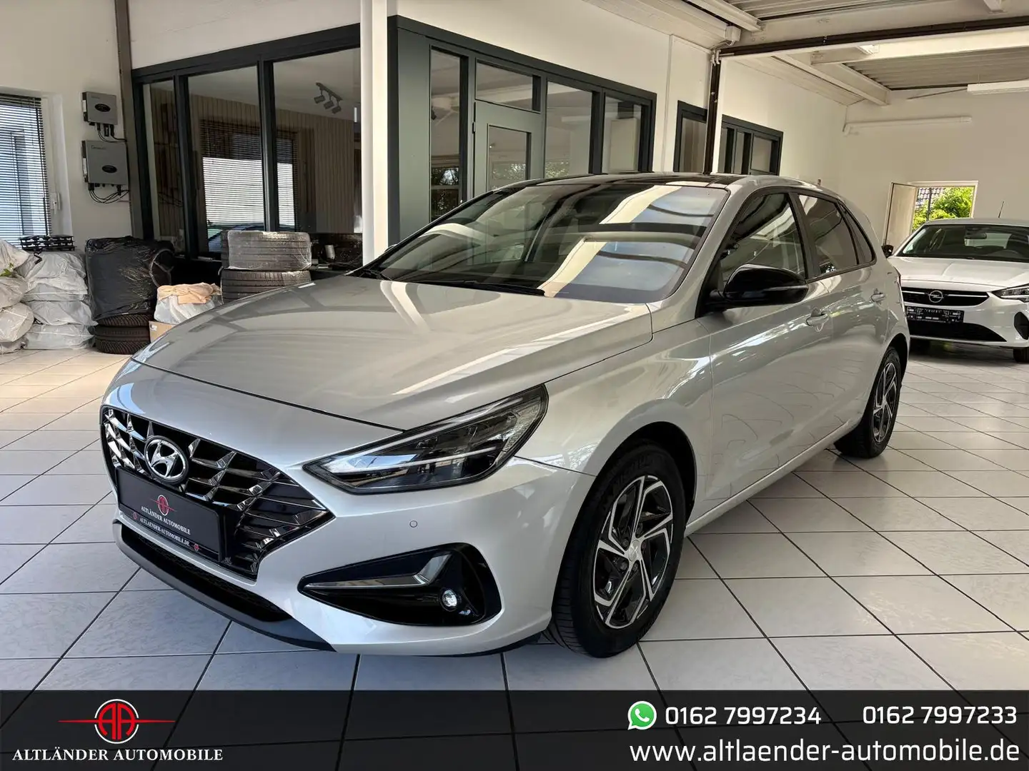 Hyundai i30 Intro Edition 1.5 *LED*Navi*Pano*Kamera Silber - 1
