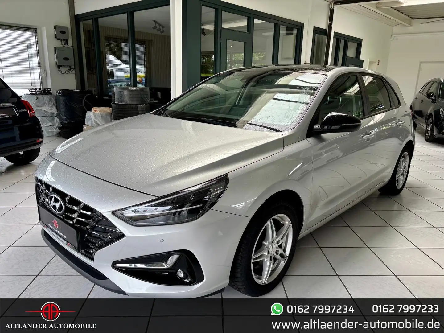 Hyundai i30 Intro Edition 1.5 *LED*Navi*Pano*Kamera Argent - 1