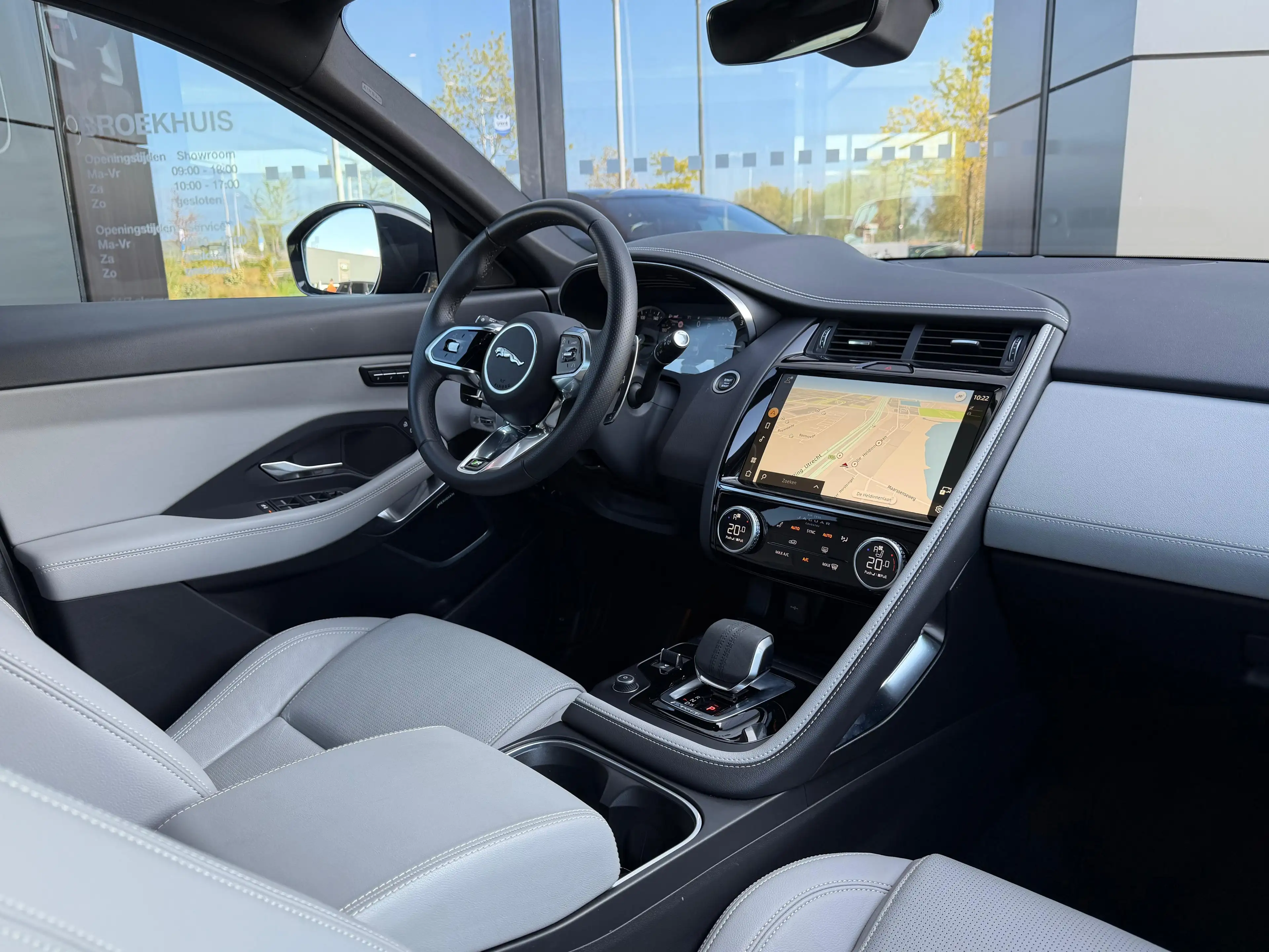 Jaguar E-Pace P300e AWD R-Dynamic SE | Stoelverwarming voor | 19 — photo 10