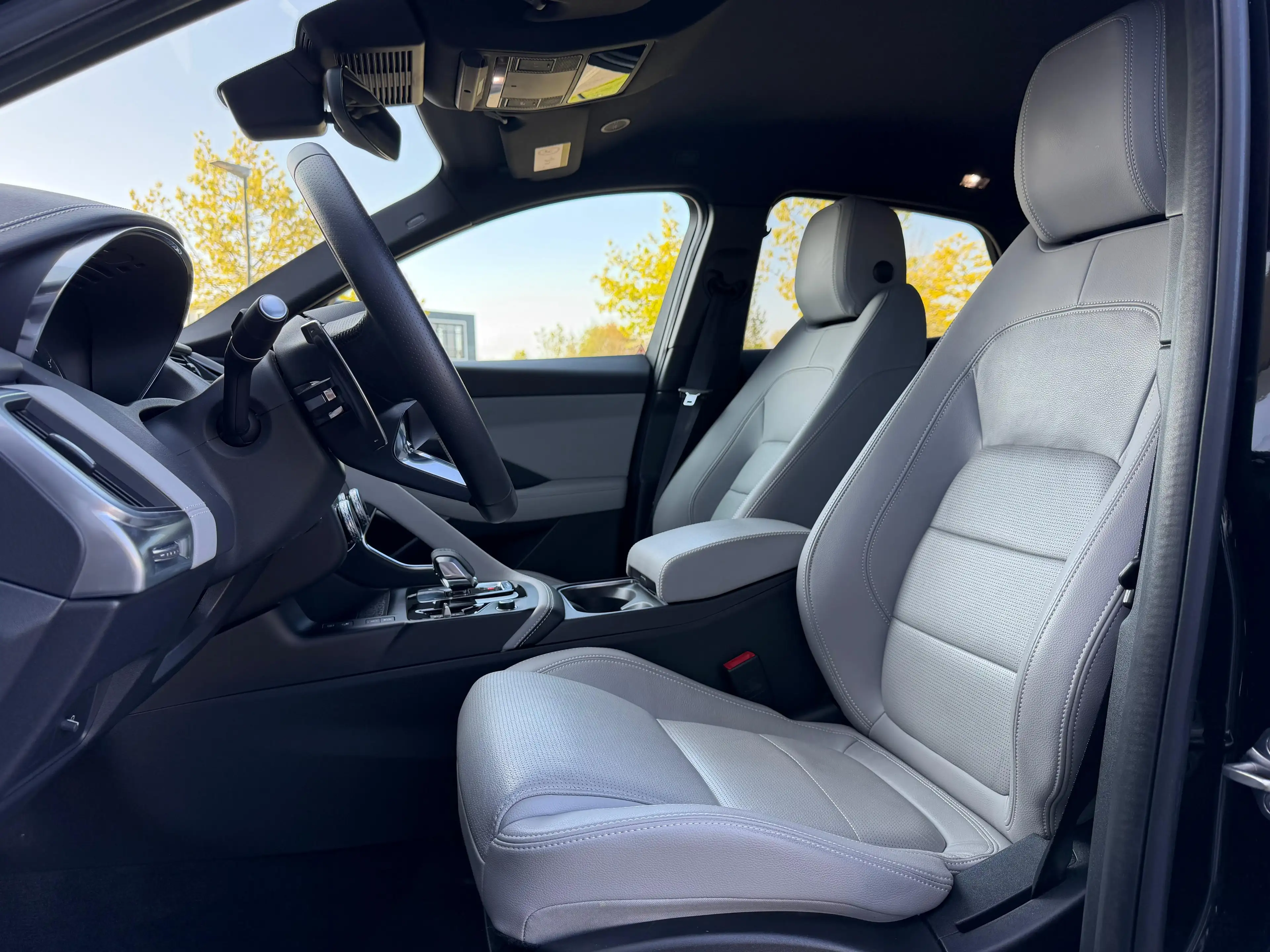 Jaguar E-Pace P300e AWD R-Dynamic SE | Stoelverwarming voor | 19 — photo 13