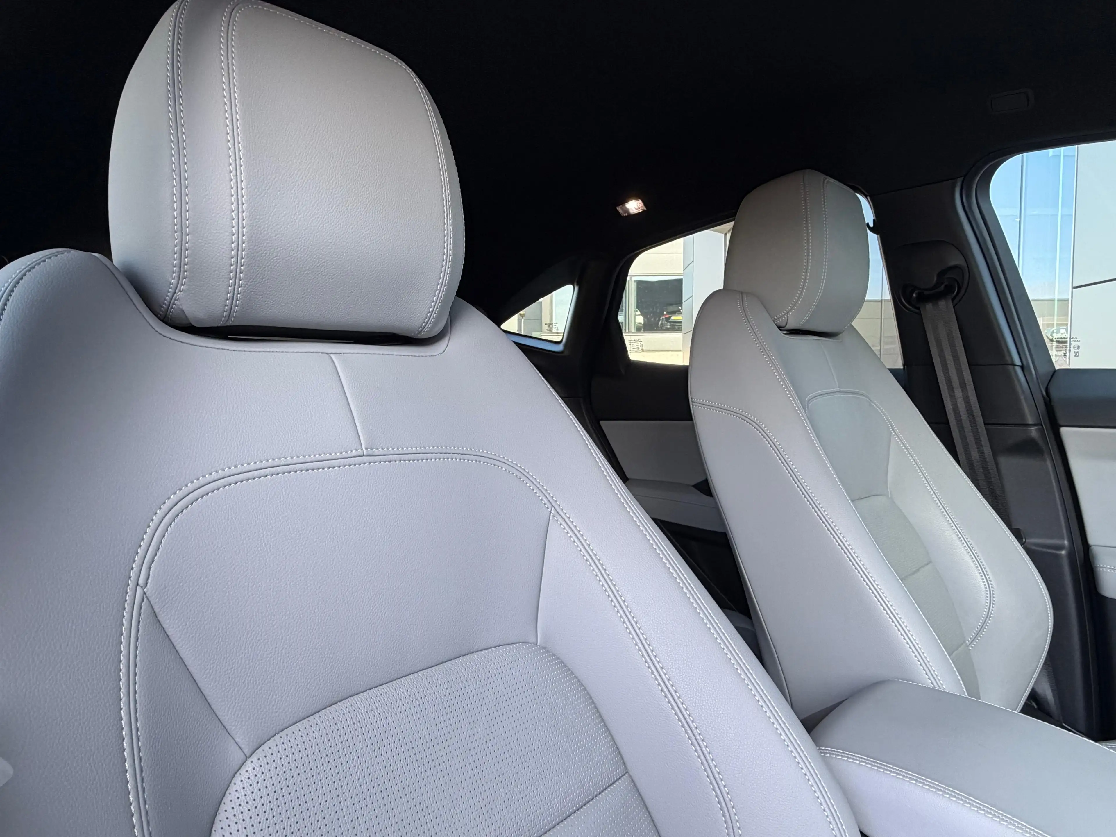 Jaguar E-Pace P300e AWD R-Dynamic SE | Stoelverwarming voor | 19 — photo 15